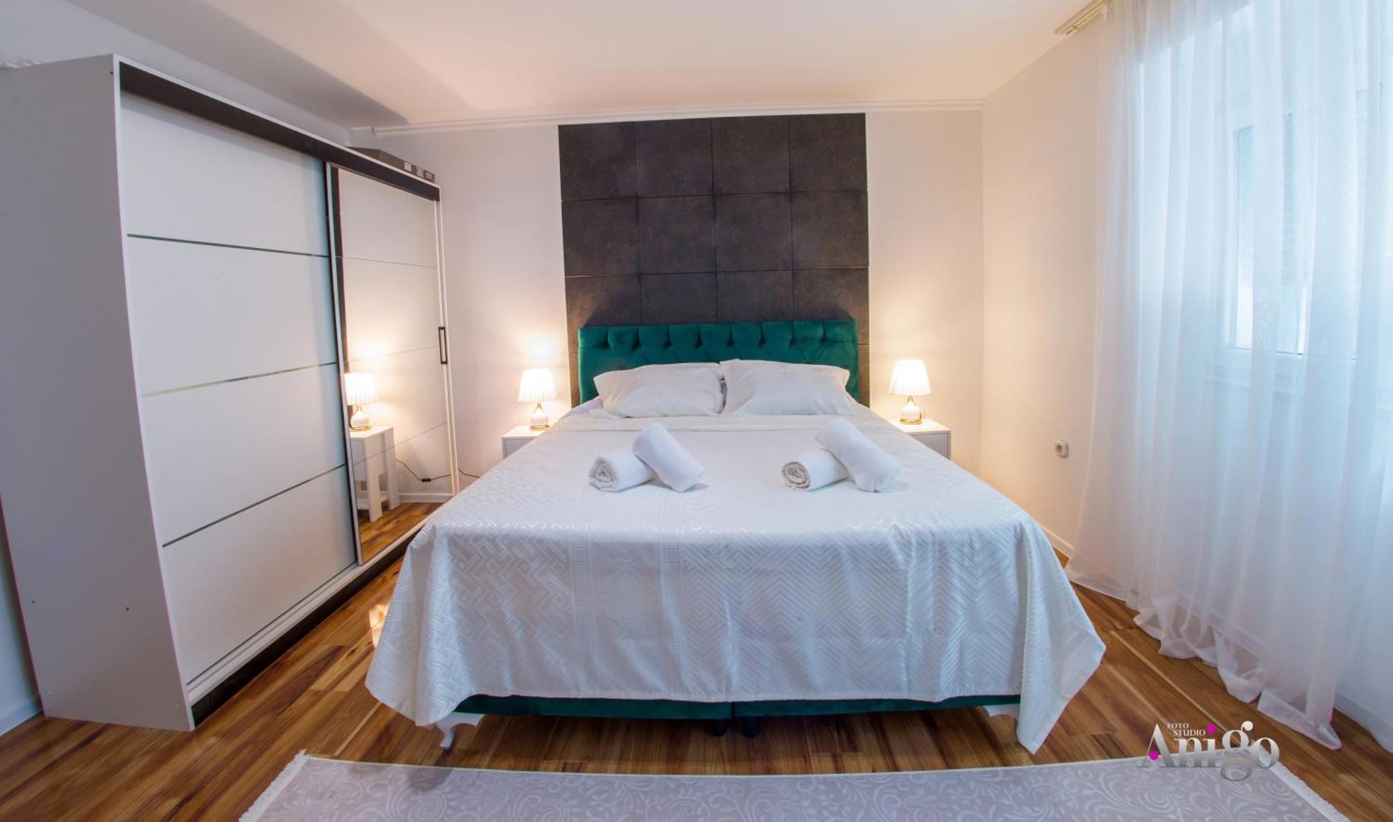 Apartment Luxury Black And Gold *